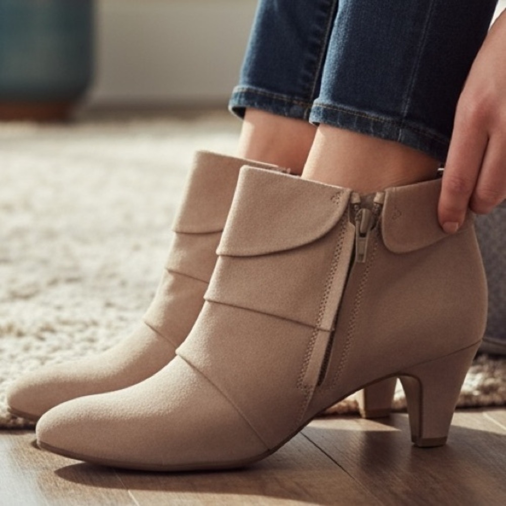 Aerosoles Womens tan heeled booties